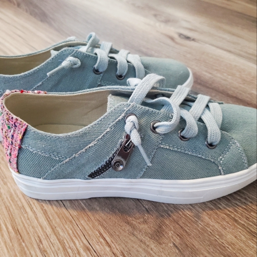 Blue cute casual sneaker